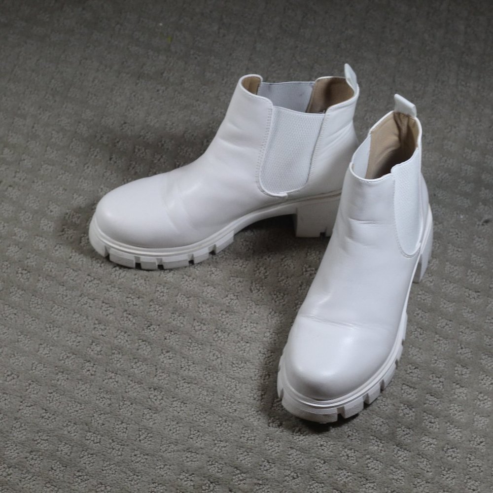 Soda Women's Size 10 White Platform Chunky Sole Boots
